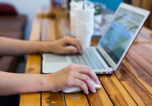 Como descobrir fontes de uma imagem online e grátis (Imagem: Freepik)